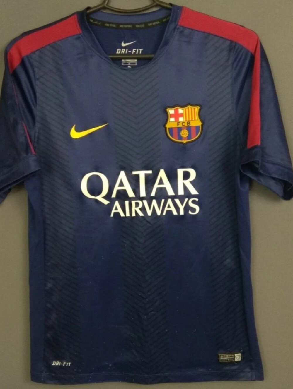 Nike Kids Navy Soccer Jersey with Red Shoulder Stripes Size small